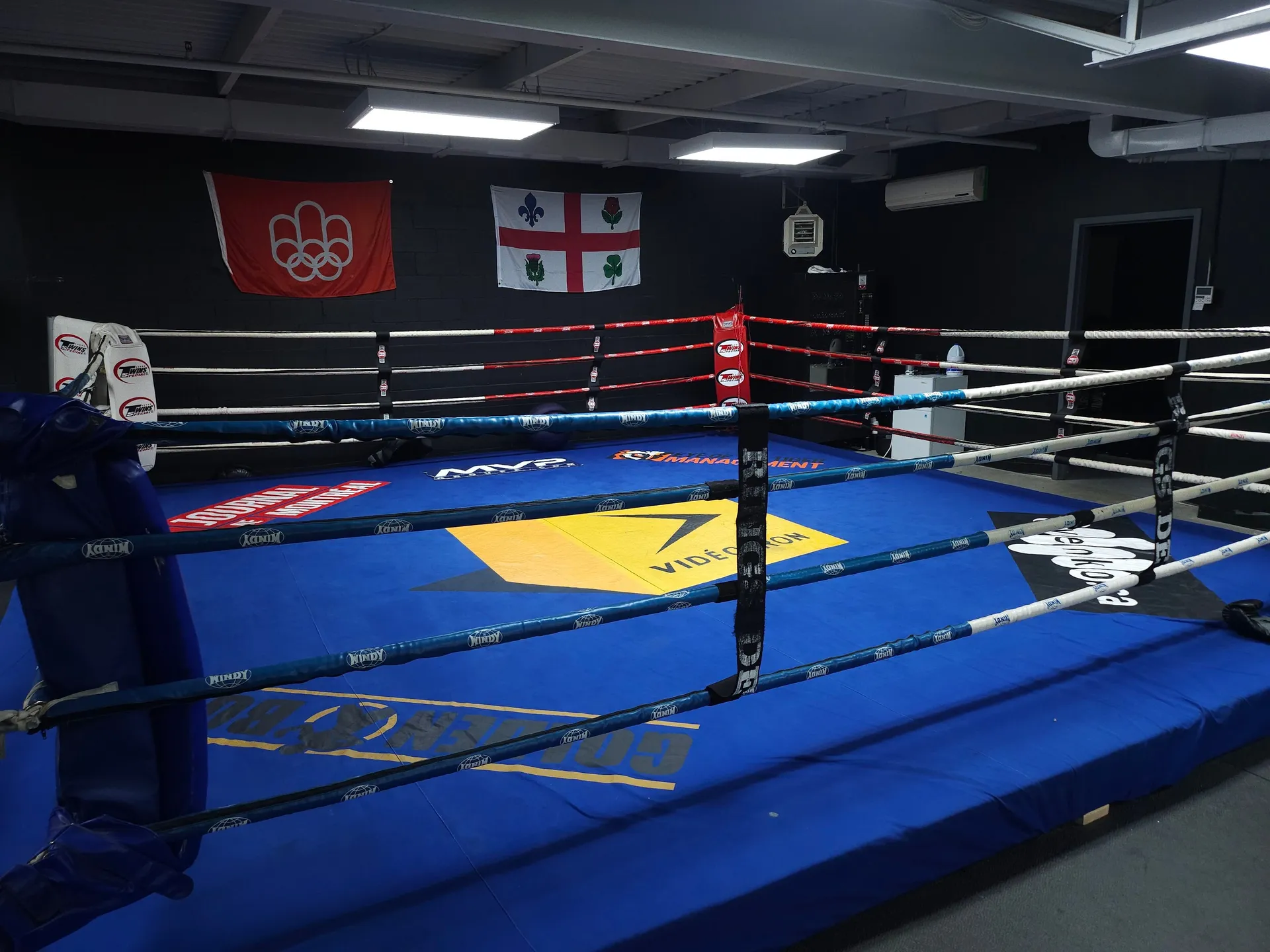 Ring de boxe dans une salle d’entraînement à Montréal