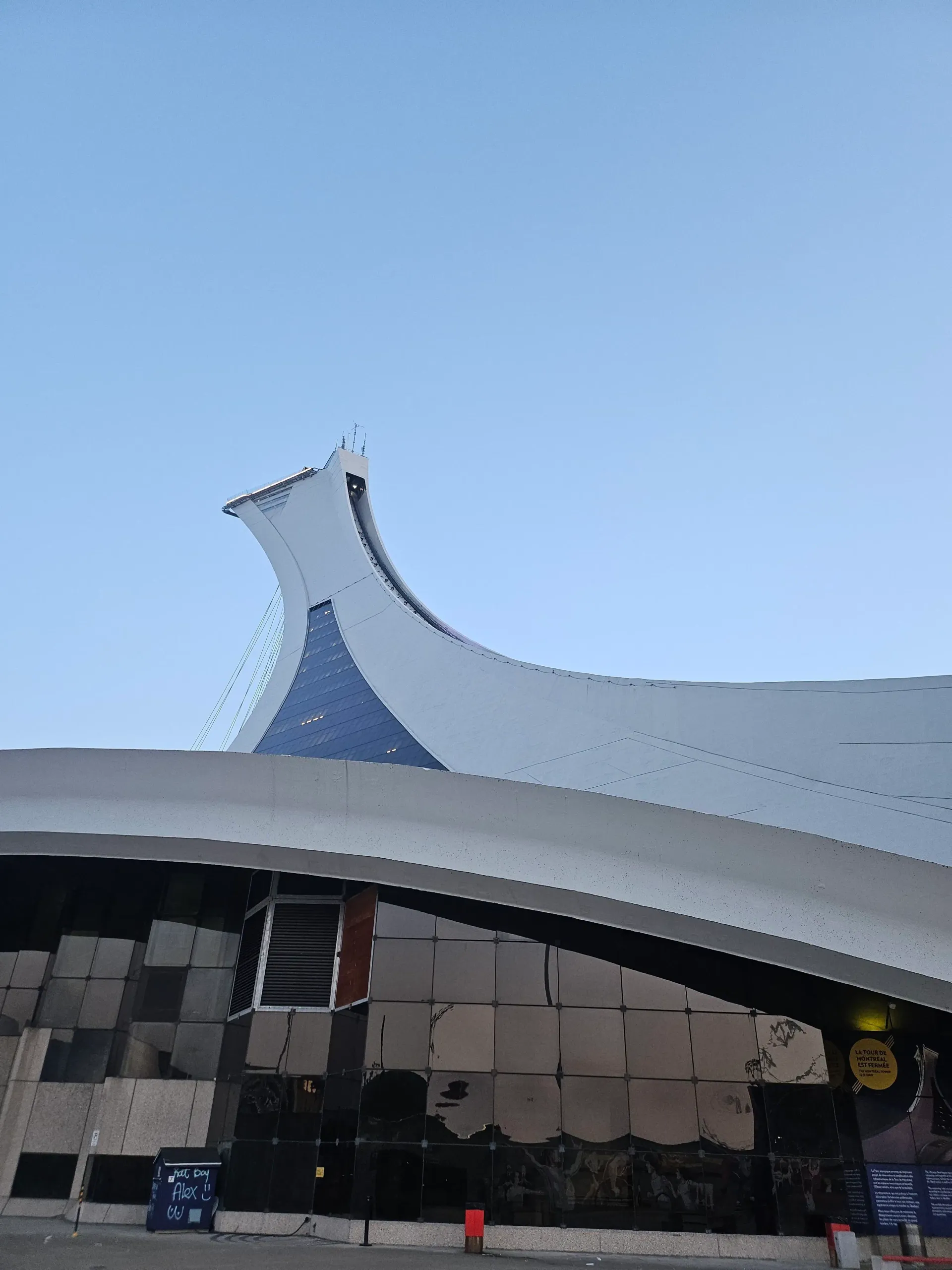Stade olympique de Montréal utilisé comme affiche sombre d’entraînement